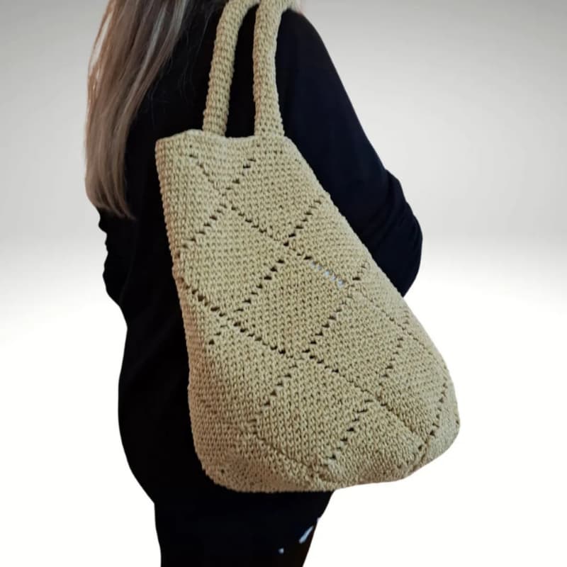 حقيبة كتف نسائية مصنوعة يدوياً من القش من إن في سيسترز - تصميم صيفي