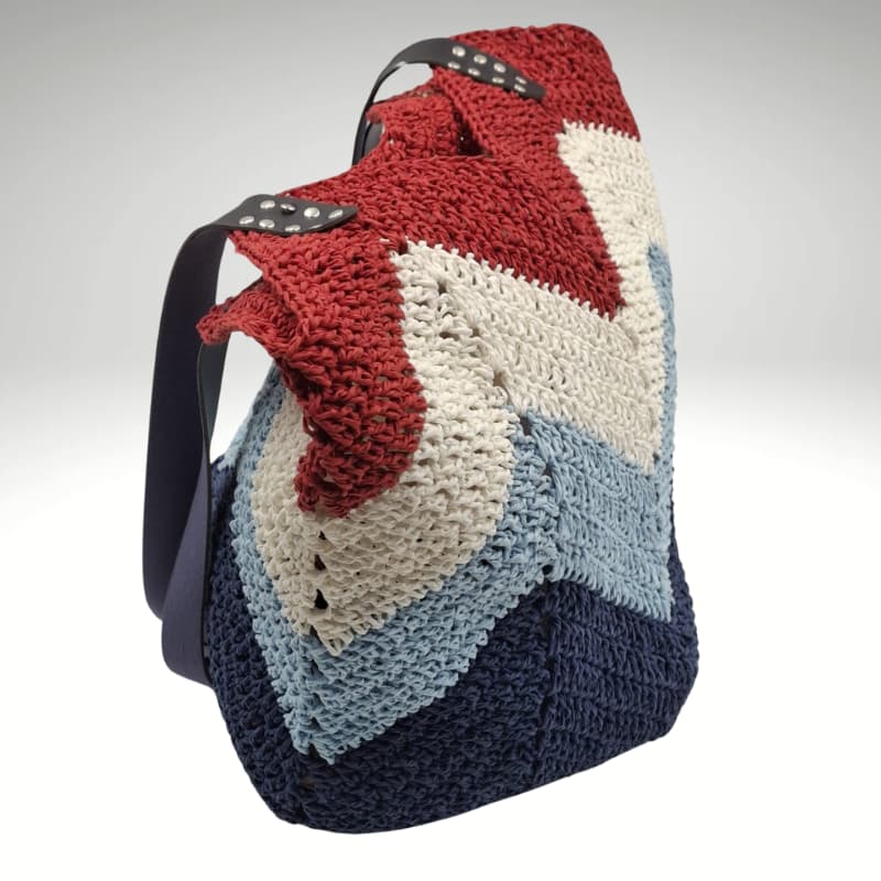 حقيبة NVsisters المصنوعة يدويًا من القش بنمط متعرج